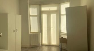 A perfect room to rent in a big house near Melrose Avenue.